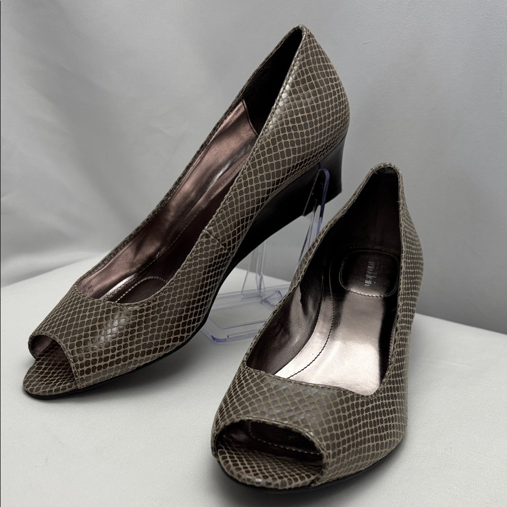Calvin Klein “Bree” Peep-Toe Wedge Heels Metallic/Snakes Design W Sz8 #0245 - Picture 1 of 13